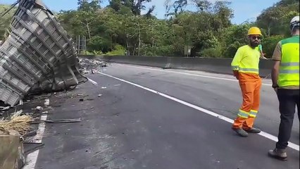 Conforme PRF, motorista de Van cortou cinto de segurança com faca e salvou vários passageiros