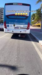 Homem é flagrado pegando "carona" embaixo de ônibus em Maceió