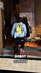 Wanita ini membeli robot Anomali