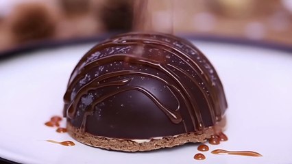 Iced Chocolate Shells with Vanilla and Praline – A Crispy, Creamy, and Irresistible Dessert