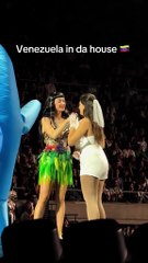 Katy Perry vive divertido momento en el escenario con fanática venezolana
