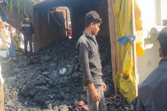 एनएच पर पलटा तेज रफ्तार कोयला लोड ट्रेलर, खेल रहे 2 बच्चे घायल, 3 दुकानें क्षतिग्रस्त, गुस्साए लोगों ने ढाई घंटे किया चक्काजाम