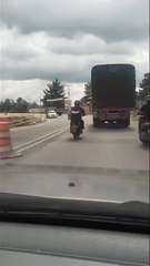 ¡Por adelantar! Motociclista chocó y murió por maniobra imprudente en plena carretera