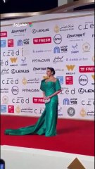 ميريهان حسين ترسل القُبلات للكاميرات بافتتاح مهرجان القاهرة السينمائي