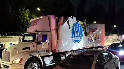 maniobras Trailer se queda atorado bajo el Viaducto y provoca cierre vial