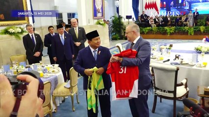 Momen PM Australia Bertemu Prabowo saat Kunjungi Indonesia, Bertukar Jersey Bola - ARSIP KOMPAS