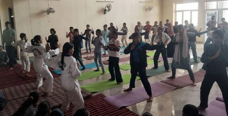 कन्या कॉलेज में मार्शल आर्ट से बेटियां बनी सशक्त, पलटवार कर दिखाया सुरक्षा कौशल