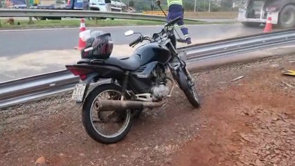 Motociclista fica ferida após escorregar em mancha de óleo no Trevo Cataratas, em Cascavel
