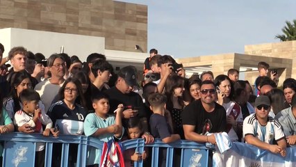 Aficionados arropan desde la distancia a la selección argentina