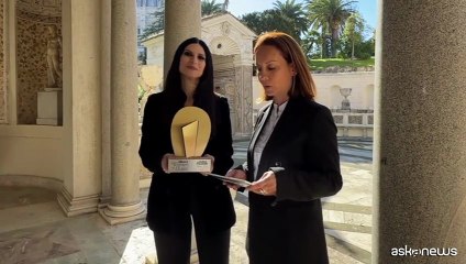 Laura Pausini davanti al Papa riceve il Global Icon Award