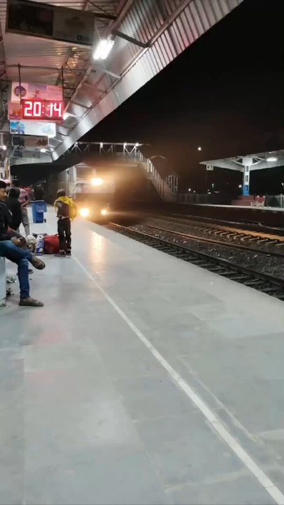 12423 DIBRUGARH - NEW DELHI RAJDHANI EXPRESS   #indianrailways #tinsukia #naharkatia #delhi #12423