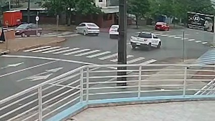 Câmera flagra acidente entre Ford Ka e Fiat Cronos no Bairro Periolo, em Cascavel