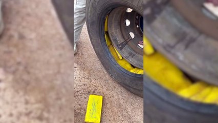 Veja momento em que PRF localiza tabletes de cocaína escondidos em carreta na BR-277 em Cascavel