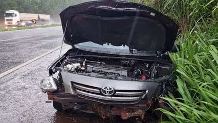 Corolla roda e bate em barranco na BR-163 durante chuva em Cascavel