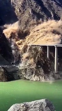 Un pont chinois en construction détruit en quelques secondes par un glissement de terrain
