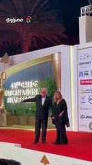 "ايده في ايد زوجته"..حسين فهمي يمازح المصورين في افتتاح مهرجان القاهرة السينمائي