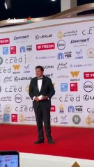 بوسة كمان.. هاني رمزي يتفاعل مع المصورين بمهرجان القاهرة السينمائي