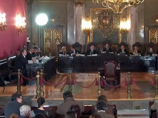 Momento en el que Álvaro García Ortiz, fiscal general del Estado, se quita la toga y comienza a declarar en el juicio