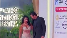 مش بيسيب ايديها.. رانيا يوسف وزوجها على السجادة الحمراء لمهرجان القاهرة السينمائي