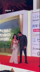 مش بيسيب ايديها.. رانيا يوسف وزوجها على السجادة الحمراء لمهرجان القاهرة السينمائي