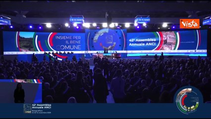 Applausi per Mattarella al suo arrivo 42esima assemblea annuale dell'Anci a Bologna