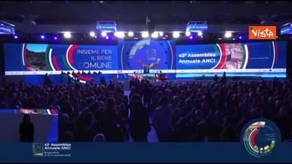 Applausi per Mattarella al suo arrivo 42esima assemblea annuale dell'Anci a Bologna