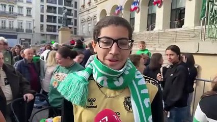 Séance de dédicaces de l’ASSE : les joueurs se prêtent au jeu des idoles