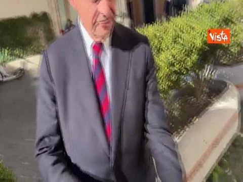 Calenda mostra tatuaggio con tridente Ucraina: Hanno disperato bisogno di sostegno