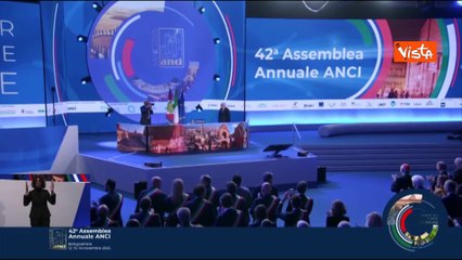 Standing ovation dell'Assemblea Anci per Mattarella sul palco a Bologna