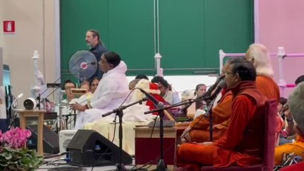 Amma alla fiera di Piacenza, il video del raduno: «Meditazione e abbracci»