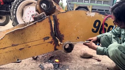 Unbelievable Repair! Pakistani Experts Rebuilt Broken Caterpillar Loader Boom Flawlessly