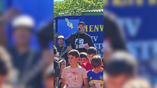 León Gieco canta junto a alumnos en la escuela de frontera IES 17