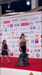 عبير صبري تستعرض أنوثتها ومحمد الشرنوبي ببدلة كلاسيكية في افتتاح مهرجان القاهرة السينمائي