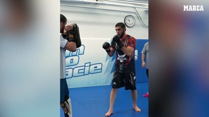 Islam Makhachev afila sus armas para UFC 322
