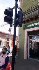 Encapuchados asaltan violentamente joyería frente a plaza principal de Irapuato