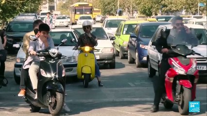 Las mujeres desafían las normas: conduciendo motocicletas por las calles de Teherán en busca de libertad