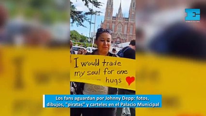Los fans de La Plata aguardan por Johnny Depp: fotos, dibujos, "piratas" y carteles en el Palacio Municipal