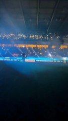Le stade de l'Aviron Bayonnais chante « Peña Baiona »