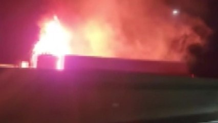 화물차 가드레일 충격 후 화재...운전자 1명 경상 / YTN