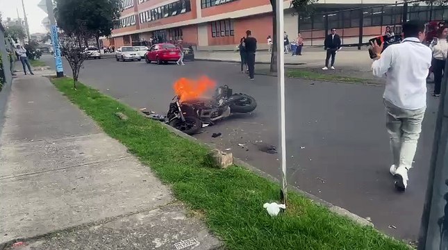 Otro intento linchamiento en menos de 24 horas en Bogotá: le quemaron la moto por robar un celular