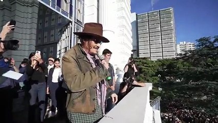 Johnny Depp saluda a la multitud en La Plata