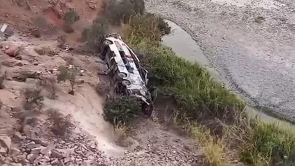 Perú: autobús cae a un abismo en Arequipa tras chocar con una camioneta