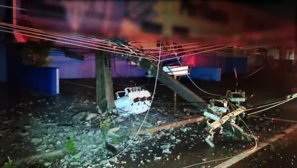 Carro arrebenta poste e deixa bairros no escuro após batida na madrugada