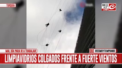 Limpiavidrios de altura quedaron colgados a merced del viento