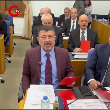 Plan ve Bütçe Komisyonu'nda CHP'li vekillerden Bakan Bak'a kırmızı kartlı protesto... Veli Ağbaba Gençler gelecekten ümidini kesmiş, hayallerini bahise bağlamış durumda