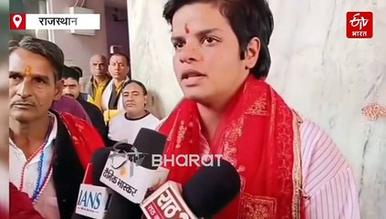 विश्व कप जीतने के बाद शेफाली वर्मा पहुंची मंदिर, मंशा माता को चढ़ाया मेडल