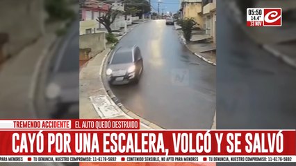 Tremendo: perdió el control del auto... ¡y terminó cayendo por unas escaleras!