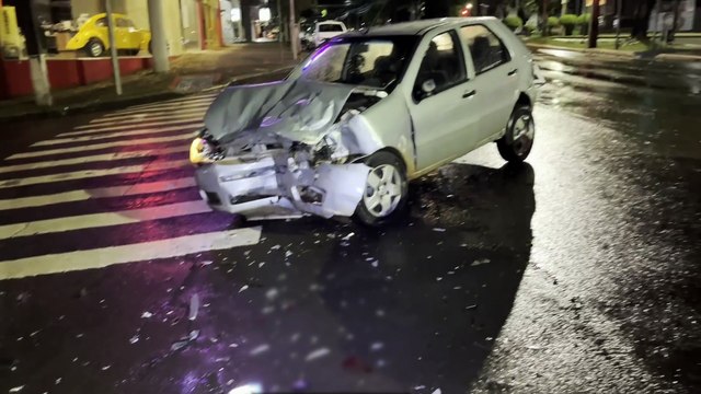 Ameaça, fuga e acidente - casal escapa de arma e colisão sem ferimentos