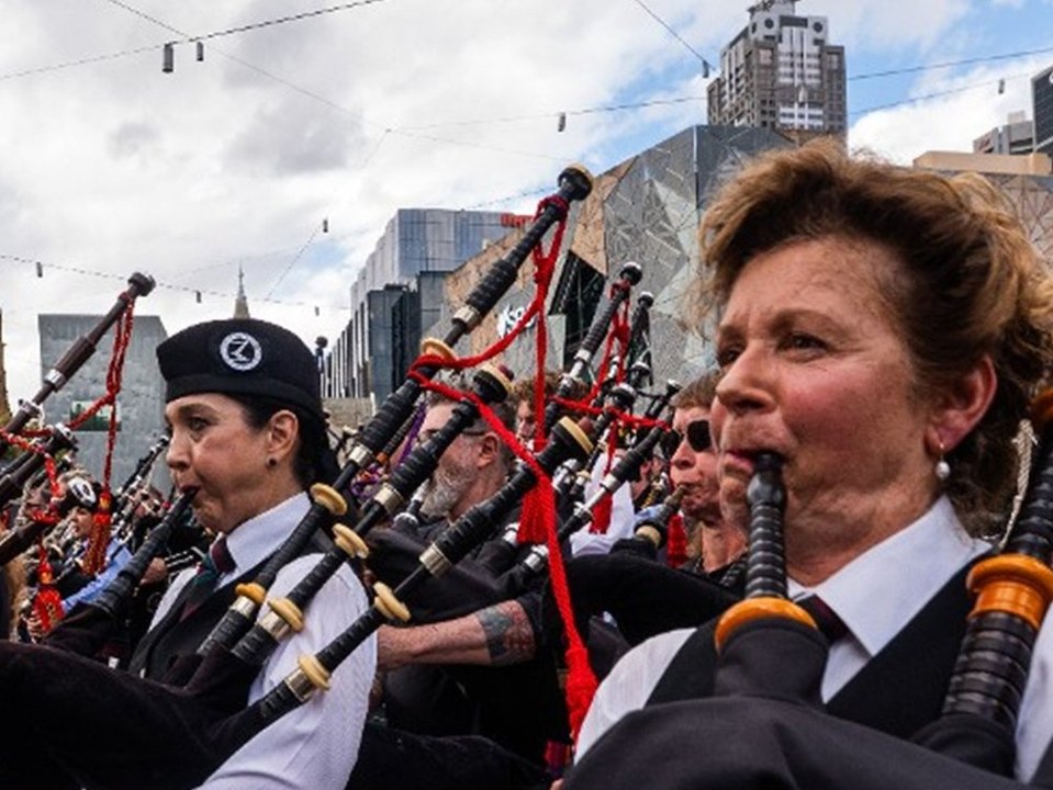 374 Dudelsackspieler knacken Weltrekord mit AC/DC