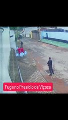 Despeja saco do lixo na rua e foge da prisão no Brasil. Há vídeo